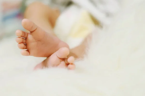Закройте Лапки Новорожденного Младенца Руках Матери Ноги Ребенка Женских Руках — стоковое фото