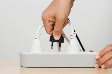 Elektrikli aletler tüm buji ve prizlerle dolu. Kablolarda biriken yüksek ısıdan dolayı kısa devre yapma riskinden dolayı..