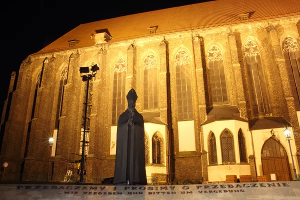 Cardinal Boleslaw Kominek Monument at night, Sand Island, Wroclaw, Poland — Stock Photo, Image