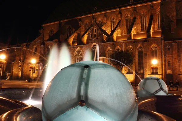 Kerk en de fontein bij nacht, wroclaw, Polen — Stockfoto