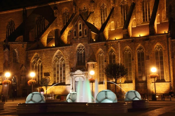 Kirche und Brunnen in der Nacht, Breslau, Polen — Stockfoto