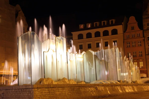 在晚上，弗罗茨瓦夫，波兰喷泉 — 图库照片