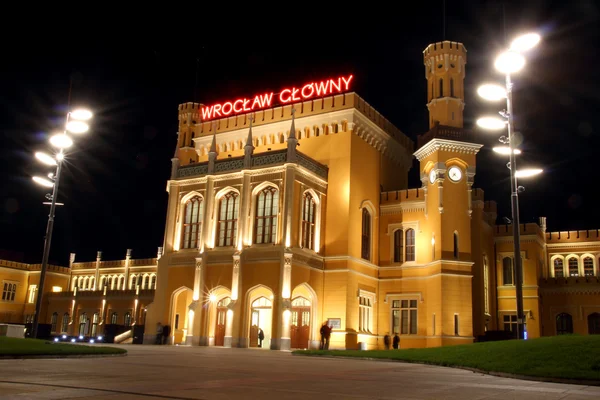 Hlavní nádraží ve Wroclawi v noci, Polsko — Stock fotografie