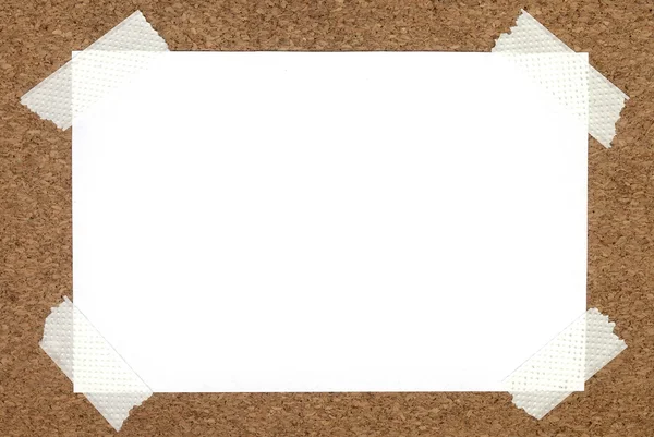 Mantar tahtası arkaplanındaki boş not kağıdı — Stok fotoğraf