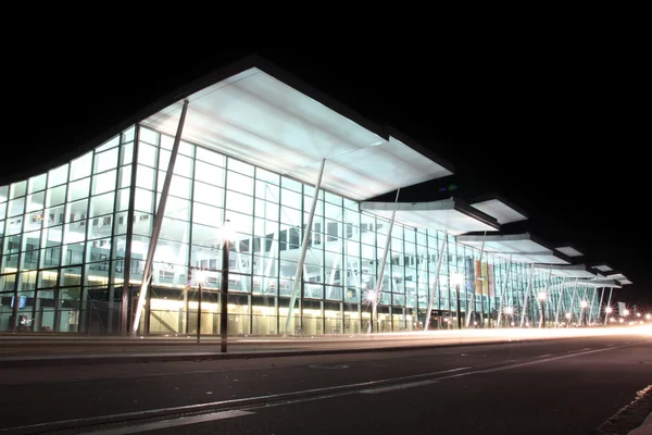 Σύγχρονο διεθνές αεροδρόμιο τερματικό τη νύχτα — Φωτογραφία Αρχείου