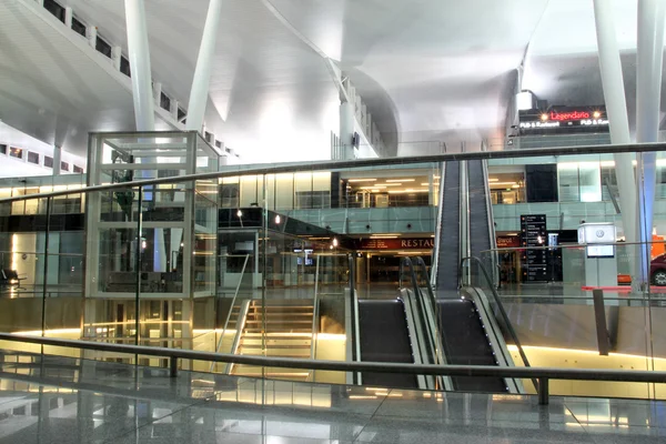 Modern international airport terminal at night — Stock Photo, Image