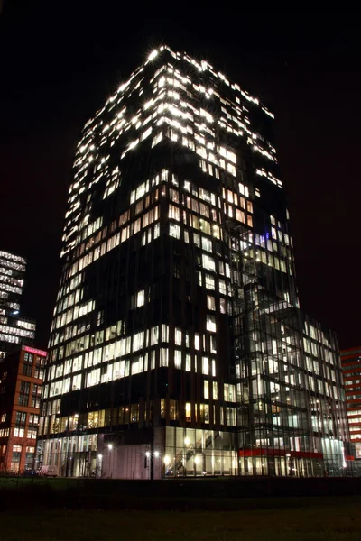 Kancelářské budovy v Amsterdamu v noci, Nizozemsko — Stock fotografie