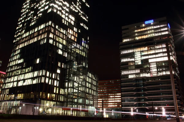 Офисные здания в Амстердаме ночью, Нидерланды — стоковое фото
