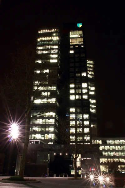 Edificios de oficinas en Amsterdam por la noche, Holanda —  Fotos de Stock