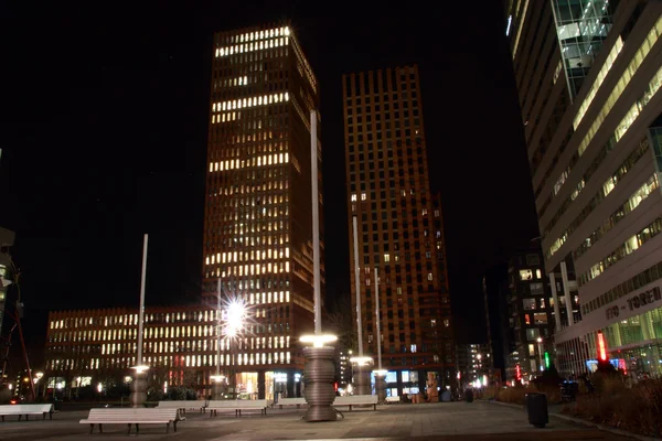 Edificios de oficinas en Amsterdam por la noche, Holanda — Foto de Stock