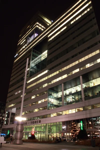 Edificios de oficinas en Amsterdam por la noche, Holanda — Foto de Stock