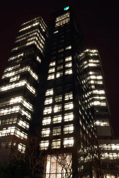 Kantoorgebouwen in amsterdam bij nacht, Nederland — Stockfoto