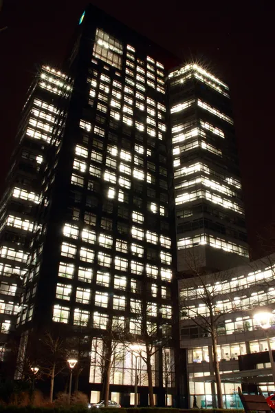 Kantoorgebouwen in amsterdam bij nacht, Nederland — Stockfoto