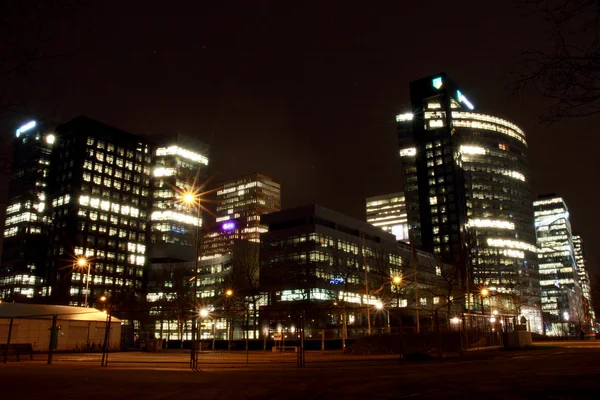 Prédios de escritórios em Amsterdã à noite, Países Baixos — Fotografia de Stock