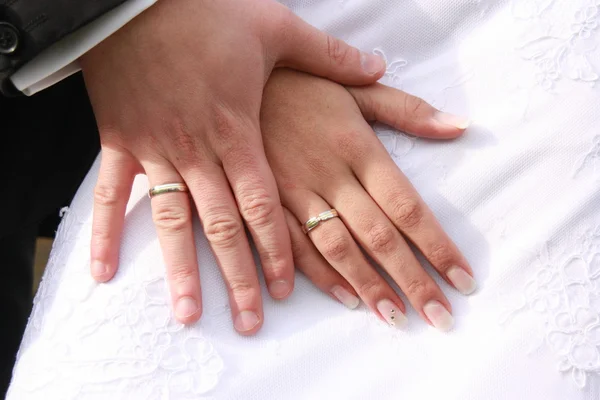 Bride and Groom Hands with Wedding Rings — Stock Photo, Image