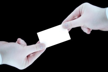 iki elinde beyaz kart