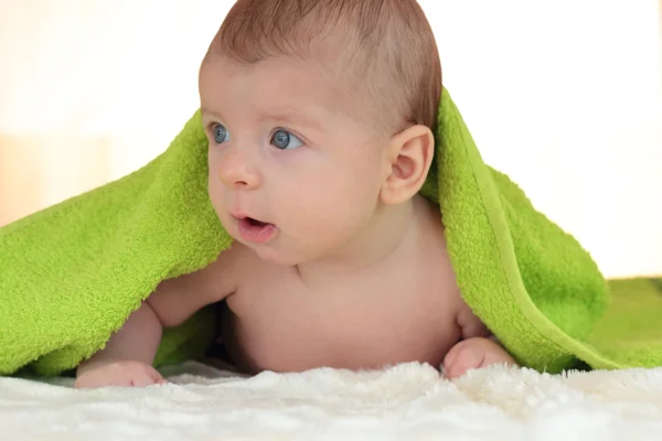 Başının üstünde bir battaniye ile şirin bebek portresi — Stok fotoğraf