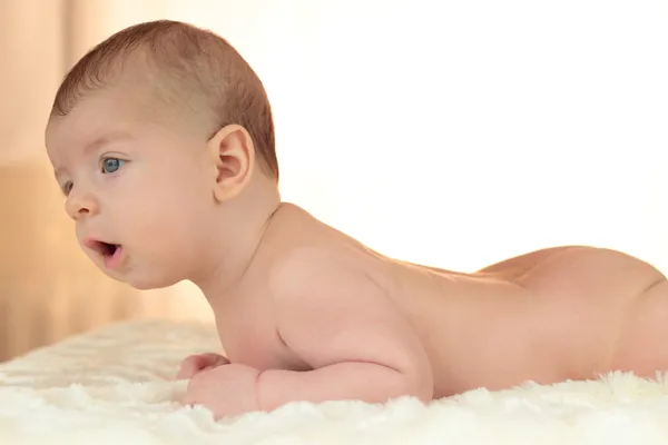 Niedlicher nackter Junge liegt auf seinem Bauch — Stockfoto