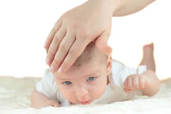 Niedliches kleines Baby mit Mutter Hand isoliert auf weiß — Stockfoto