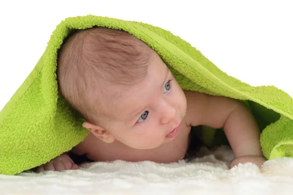 Un ritratto di bambino carino con una coperta sopra la testa isolata su bianco — Foto Stock