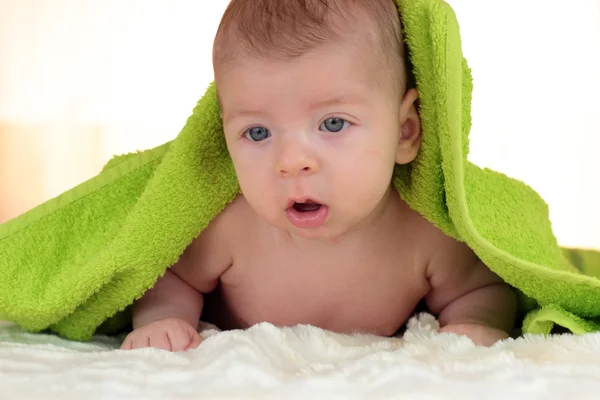 Un retrato de bebé lindo con una manta sobre su cabeza — Foto de Stock