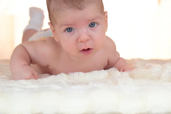 Cute baby nagi chłopiec leży na brzuchu — Zdjęcie stockowe