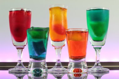 portre renkli kokteyller bir kulüpte led aydınlatma ile bar üzerinde bir çizgi