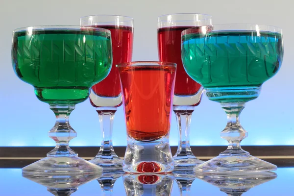 Proche d'une ligne de cocktails colorés reposant sur le bar avec éclairage led dans un club — Photo