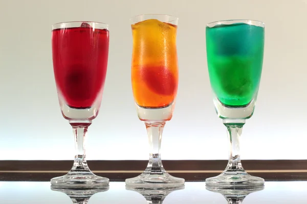 Proche d'une ligne de cocktails colorés reposant sur le bar avec éclairage led dans un club — Photo