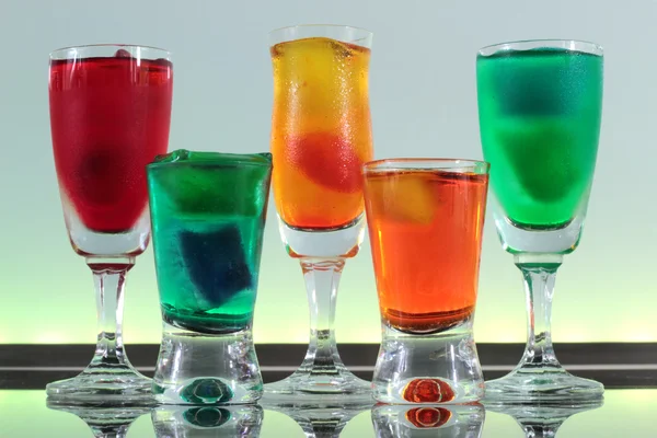 Proche d'une ligne de cocktails colorés reposant sur le bar avec éclairage led dans un club — Photo