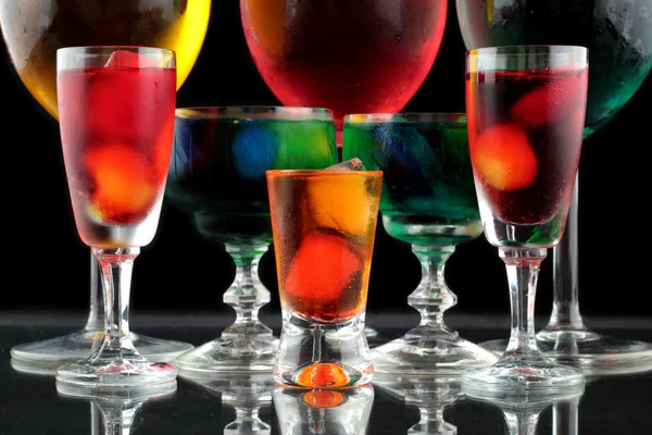 Nahaufnahme einiger Gläser mit Cocktails in verschiedenen Farben in einem Nachtclub — Stockfoto