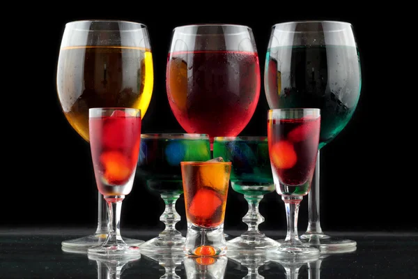 Primo piano di alcuni bicchieri con cocktail di colori diversi in discoteca — Foto Stock