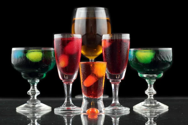 Close-up van enkele glazen met cocktails van verschillende kleuren in nachtclub — Stockfoto