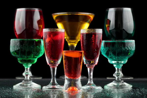 Primer plano de algunas copas con cócteles de diferentes colores en discoteca —  Fotos de Stock