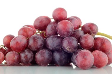 Beyaz arkaplanda bir demet üzüm