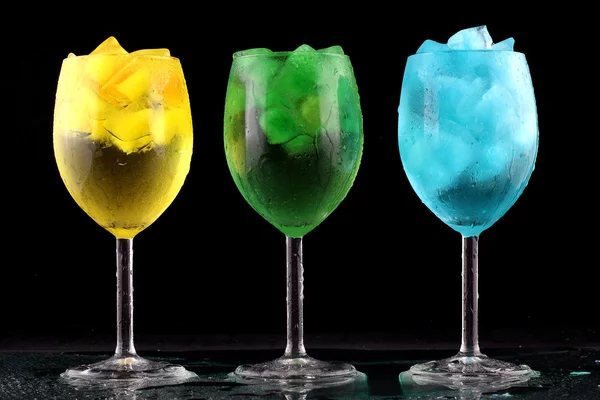 Mooie kleur dranken met ijs — Stockfoto