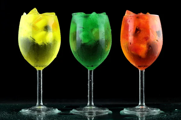 Mooie kleur dranken met ijs — Stockfoto