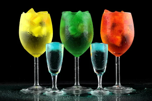 Belles boissons de couleur avec de la glace — Photo