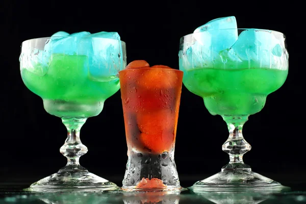 氷で素敵な色の飲み物 — ストック写真