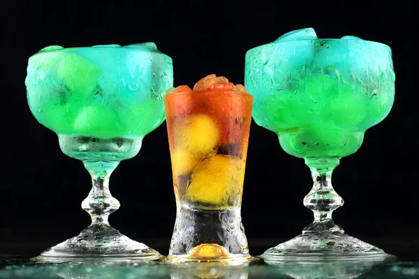 Belles boissons de couleur avec de la glace — Photo