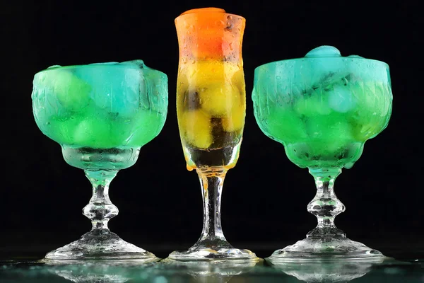 Belles boissons de couleur avec de la glace — Photo