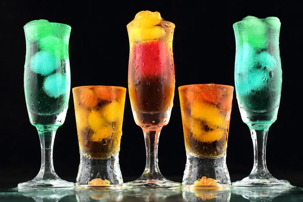 Belle bevande a colori con ghiaccio — Foto Stock