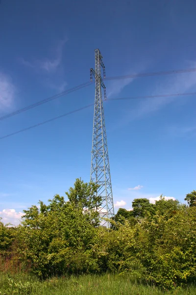 Palo elettrico con potenza ad alta tensione — Foto Stock