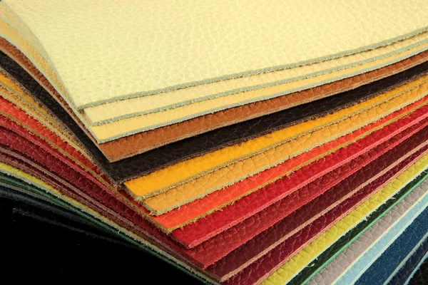 Выбор образца цветовой палитры из кожаного материала — стоковое фото