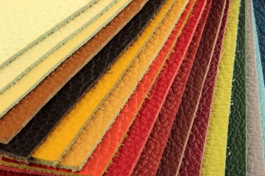 çeşitli renklerde dikiş ile doğal deri döşeme örnekleri