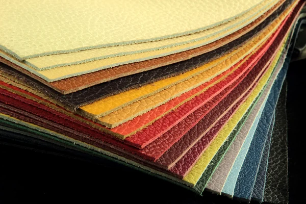 Muestras de tapicería de cuero natural con costuras en varios colores —  Fotos de Stock