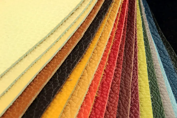 Échantillons de tissus d'ameublement en cuir naturel avec coutures en différentes couleurs — Photo