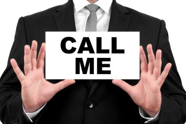 Beni ara. işadamı siyah takım elbise ve siyah kravat ile beyaz bir gömlek kartvizit gösterir