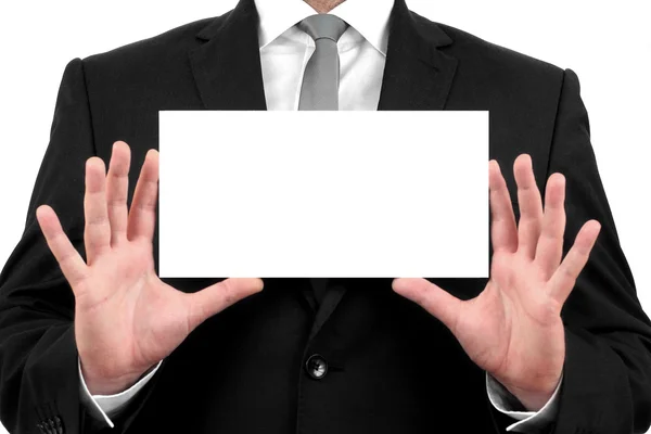 Бизнесмен в черном костюме и белой рубашке с черным галстуком, показывает визитную карточку с копировальным пространством — стоковое фото