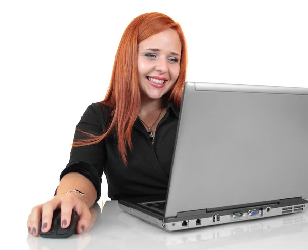 Portret van gelukkig lachend vrolijke jonge ondersteuning telefoon operator in hoofdtelefoon met laptop, geïsoleerd op witte achtergrond — Stockfoto
